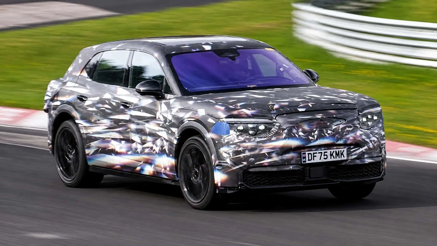 Тестовый прототип электрического внедорожника Bentley на Нюрбургринге в камуфляже