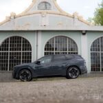 Электрический кроссовер BMW iX3 50 xDrive 2026 года на трассе во время теста автономности.