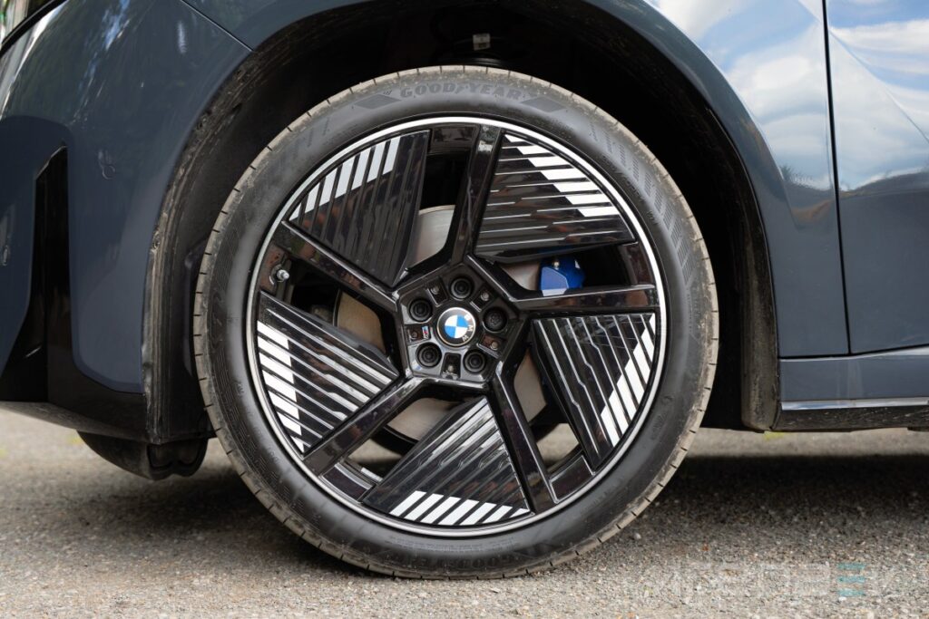 Электрический кроссовер BMW iX3 50 xDrive 2026 года на трассе во время теста автономности.