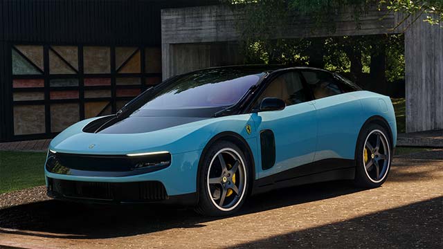 Электрический гиперкар Ferrari Luce серебристого цвета на презентации в Риме.
