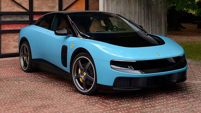 Электрический гиперкар Ferrari Luce серебристого цвета на презентации в Риме.