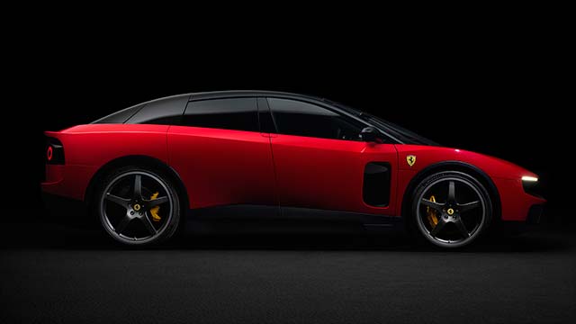 Электрический гиперкар Ferrari Luce серебристого цвета на презентации в Риме.