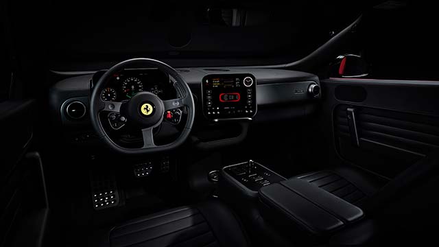 Электрический гиперкар Ferrari Luce серебристого цвета на презентации в Риме.