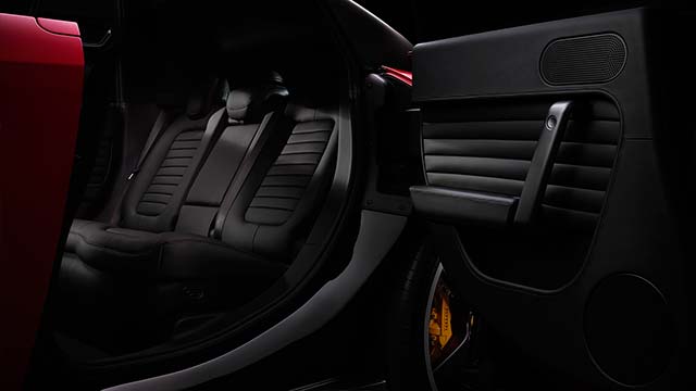 Электрический гиперкар Ferrari Luce серебристого цвета на презентации в Риме.