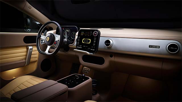 Электрический гиперкар Ferrari Luce серебристого цвета на презентации в Риме.