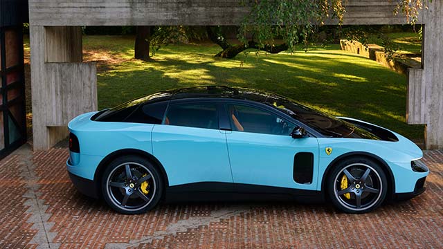 Электрический гиперкар Ferrari Luce серебристого цвета на презентации в Риме.