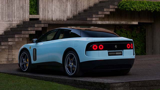 Электрический гиперкар Ferrari Luce серебристого цвета на презентации в Риме.