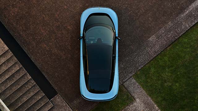 Электрический гиперкар Ferrari Luce серебристого цвета на презентации в Риме.