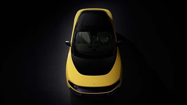 Электрический гиперкар Ferrari Luce серебристого цвета на презентации в Риме.