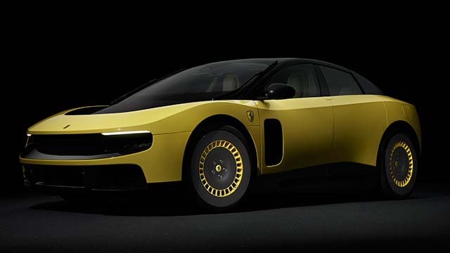Электрический гиперкар Ferrari Luce серебристого цвета на презентации в Риме.