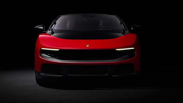 Электрический гиперкар Ferrari Luce серебристого цвета на презентации в Риме.