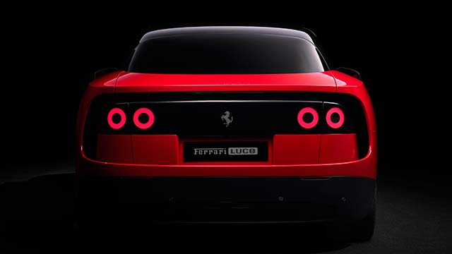 Электрический гиперкар Ferrari Luce серебристого цвета на презентации в Риме.