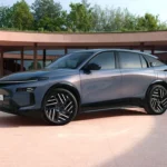 Новый электрический кроссовер Lancia Gamma 2027 года на фоне итальянского пейзажа.