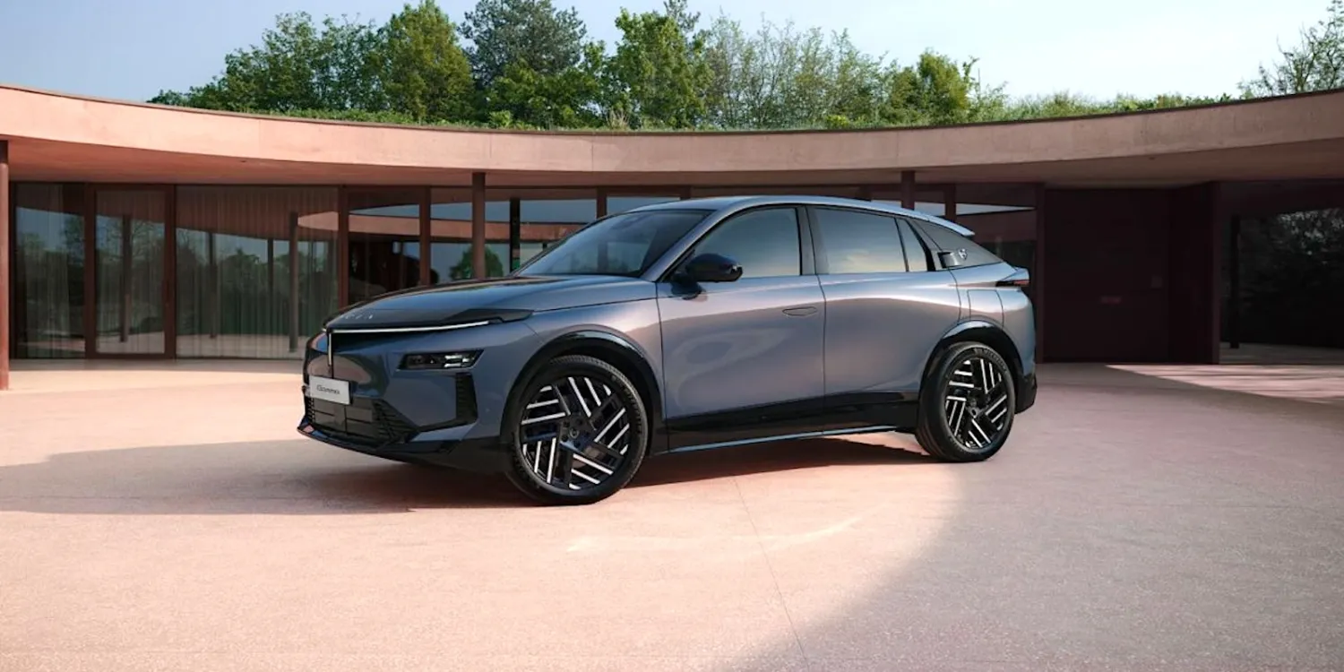 Новый электрический кроссовер Lancia Gamma 2027 года на фоне итальянского пейзажа.