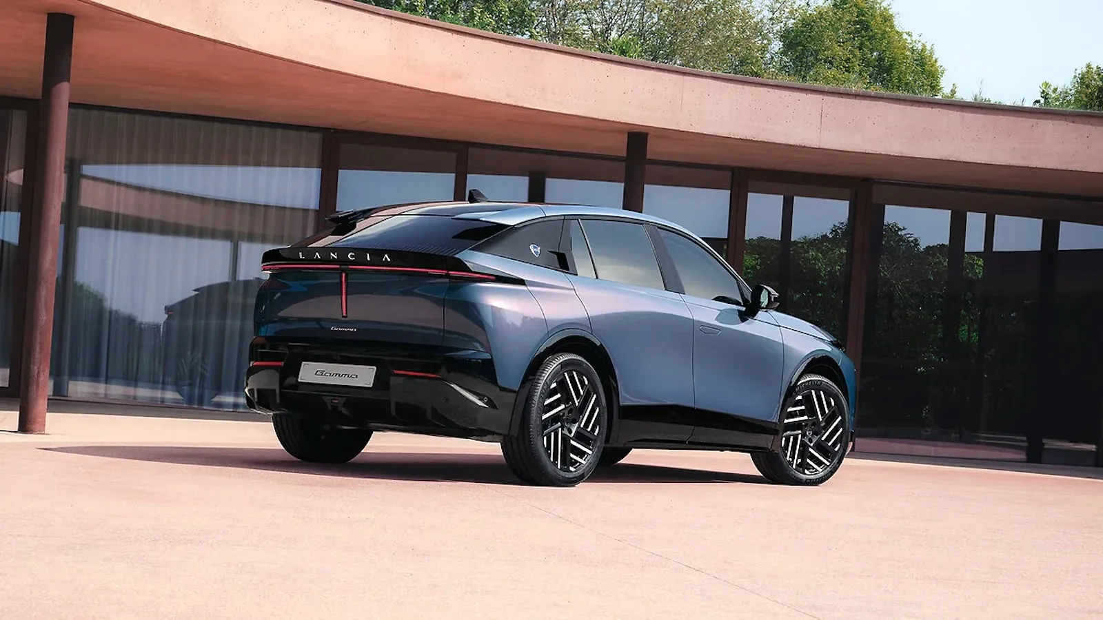 Новый электрический кроссовер Lancia Gamma 2027 года на фоне итальянского пейзажа.