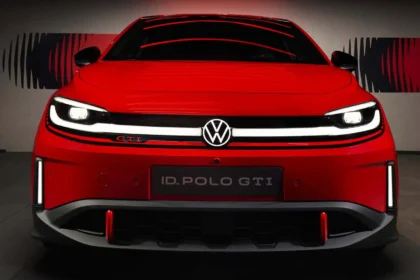 Современный электрический хэтчбек Volkswagen ID.3 заряжается на станции на фоне классической кареты с лошадьми.