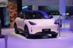 Новый компактный электрический хэтчбек Geely Xingyuan на подиуме автомобильной выставки.