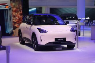 Новый компактный электрический хэтчбек Geely Xingyuan на подиуме автомобильной выставки.
