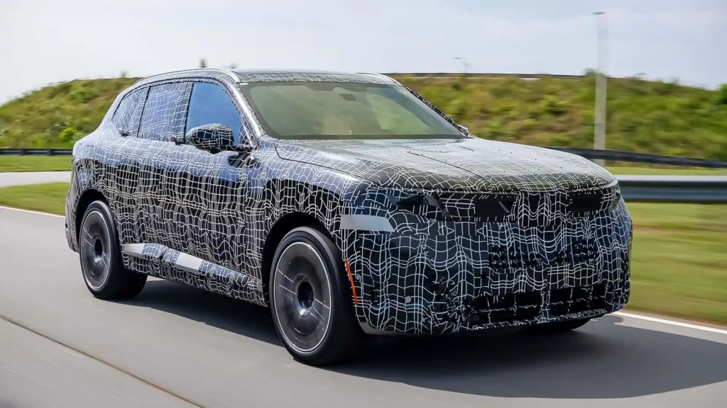 Замаскированный прототип нового кроссовера BMW X5 G65 на скоростных испытаниях.