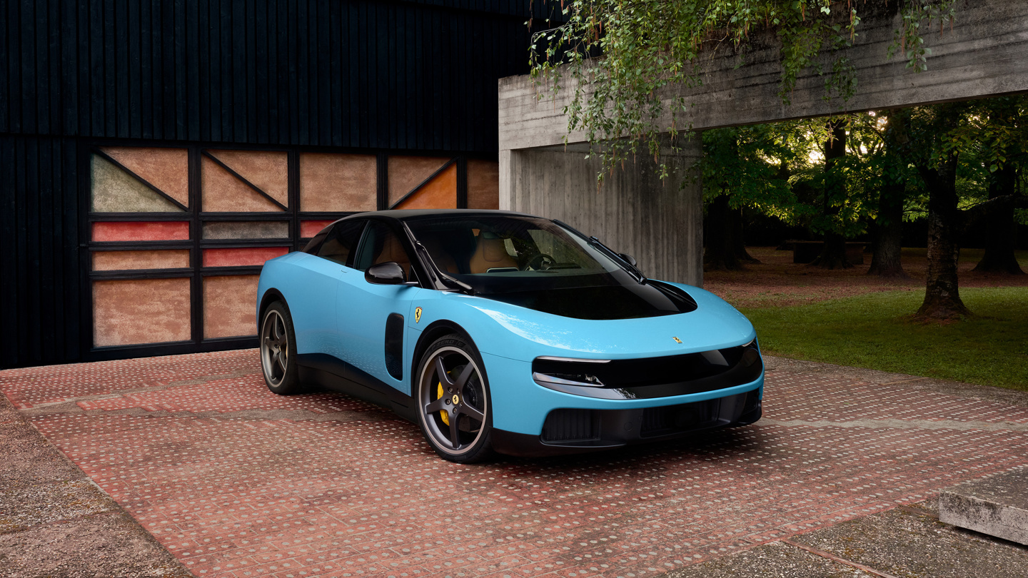 Роскошное электрическое купе Ferrari Luce ярко-красного цвета Rosso Corsa на фоне футуристичного небоскреба в Шанхае.
