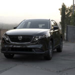 Стильный кроссовер Mazda CX-5 следующего поколения в фирменном красном цвете Soul Red на фоне горного серпантина.