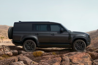 Концептуальный компактный внедорожник Land Rover Defender Sport матового зеленого цвета на бездорожье.