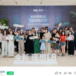 Первые премиальные гибридные внедорожники Li Auto L8 серебристого цвета выстроены перед дилерским центром в Шанхае.