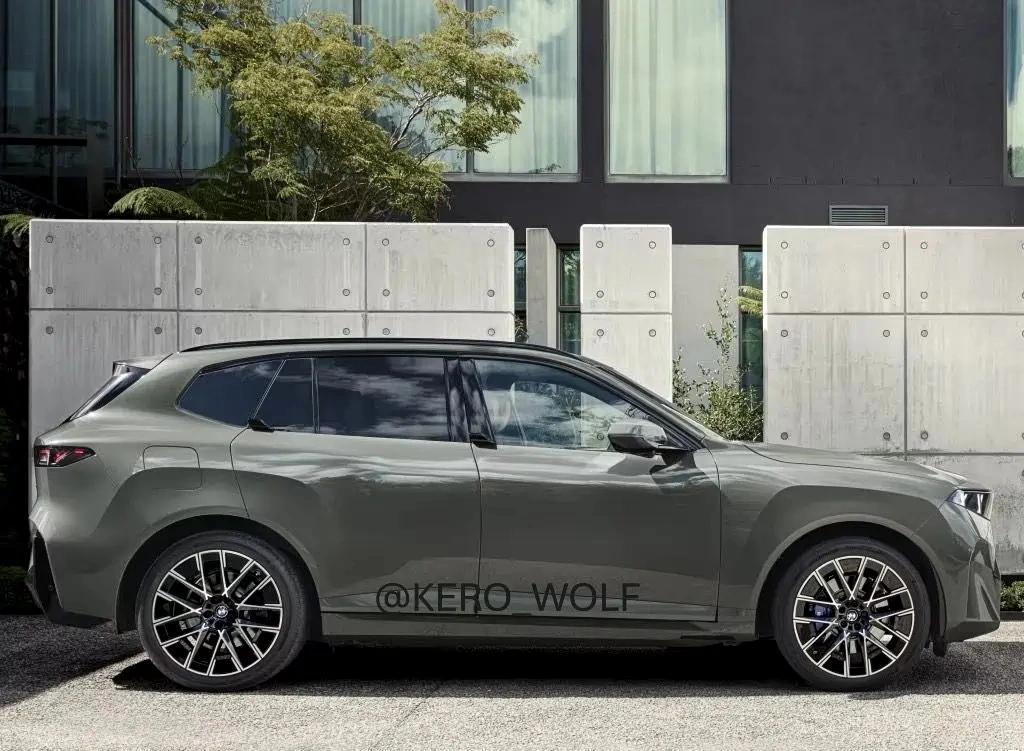 Шпионский снимок передней панели нового BMW X5 G65 с наклонным экраном и панорамным мостом iDrive X