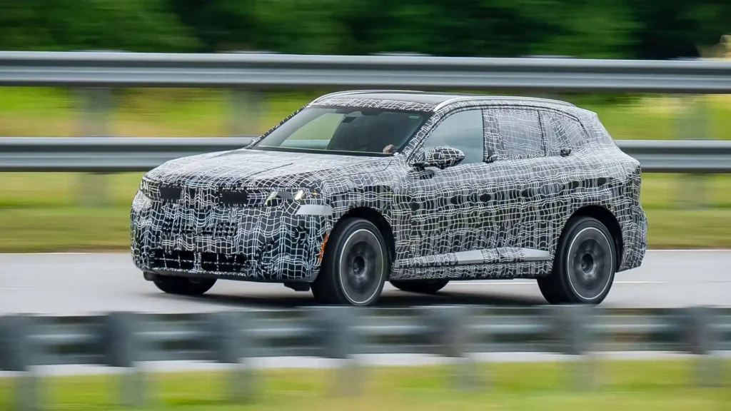 Замаскированный прототип нового кроссовера BMW X5 G65 на скоростных испытаниях.