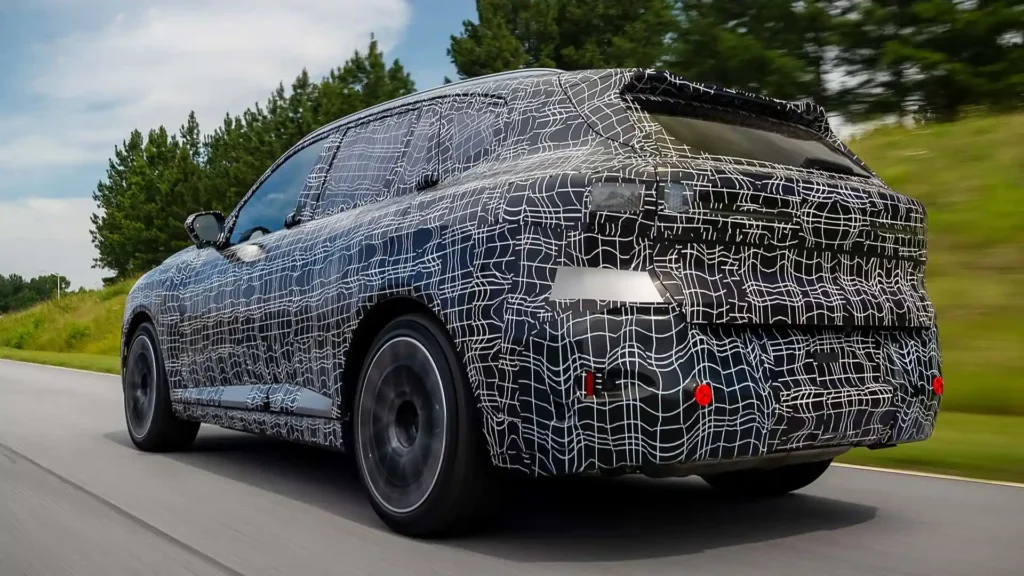 Замаскированный прототип нового кроссовера BMW X5 G65 на скоростных испытаниях.