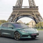 Председатель совета директоров BYD Ван Чуаньфу выступает на собрании акционеров в Шэньчжэне.