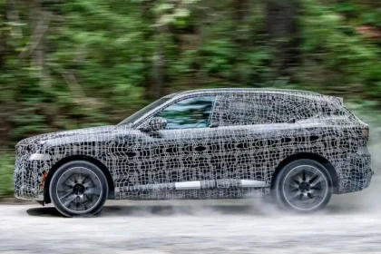 Замаскированный прототип нового кроссовера BMW X5 G65 на скоростных испытаниях.