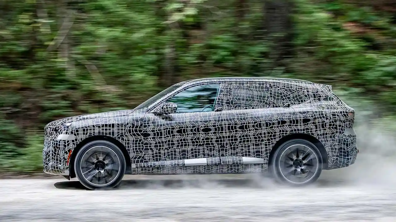 Замаскированный прототип нового кроссовера BMW X5 G65 на скоростных испытаниях.