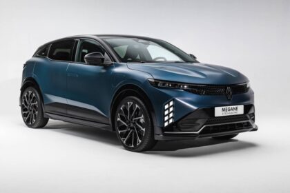 Обновленный электрический хэтчбек Renault Megane E-Tech синего цвета Satin Blue Slate