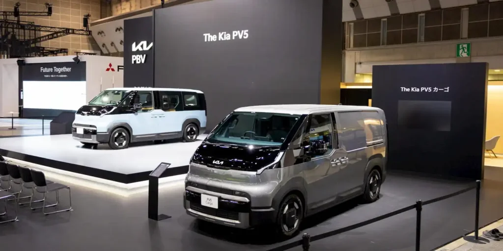 Яркий электрический фургон Kia PV5 Cargo белого цвета представлен на презентации в Австралии.
