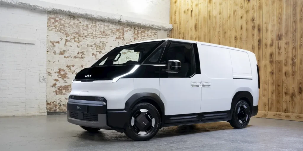 Яркий электрический фургон Kia PV5 Cargo белого цвета представлен на презентации в Австралии.