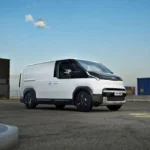 Яркий электрический фургон Kia PV5 Cargo белого цвета представлен на презентации в Австралии.