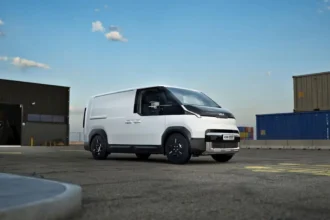 Яркий электрический фургон Kia PV5 Cargo белого цвета представлен на презентации в Австралии.