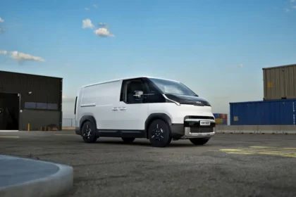Яркий электрический фургон Kia PV5 Cargo белого цвета представлен на презентации в Австралии.