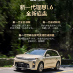 Обновленный кроссовер Li Auto L6 серебристого цвета выполняет скоростной поворот на испытательном треке