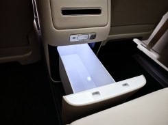 Салон гибридного кроссовера Xiaomi SkyNomad N70 с опущенным экраном