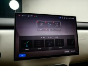 Салон гибридного кроссовера Xiaomi SkyNomad N70 с опущенным экраном