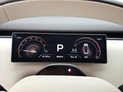 Салон гибридного кроссовера Xiaomi SkyNomad N70 с опущенным экраном