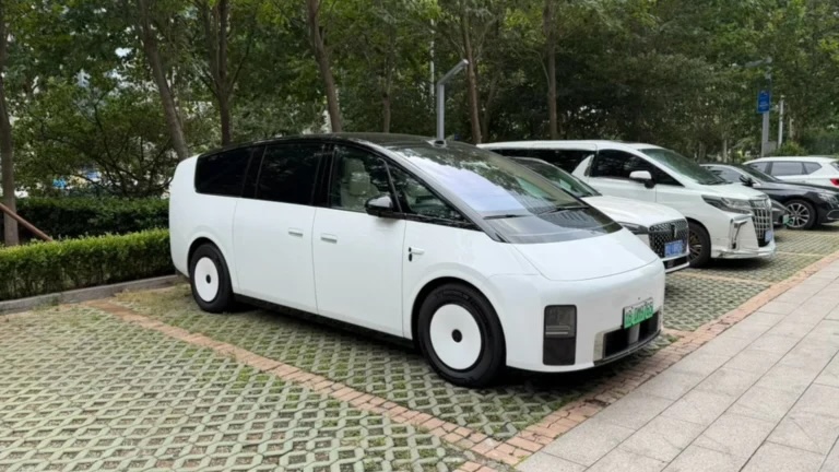 Электрический минивэн Li Auto Mega второго поколения