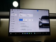 Салон гибридного кроссовера Xiaomi SkyNomad N70 с опущенным экраном